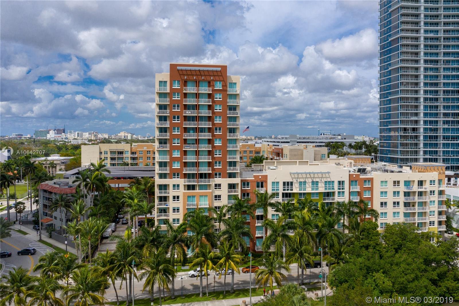 Spacious 3 Bed 2 bath Corner unit in beautifully maintained Cité condo. Unit includes updated Floors, Kitchen and baths.
