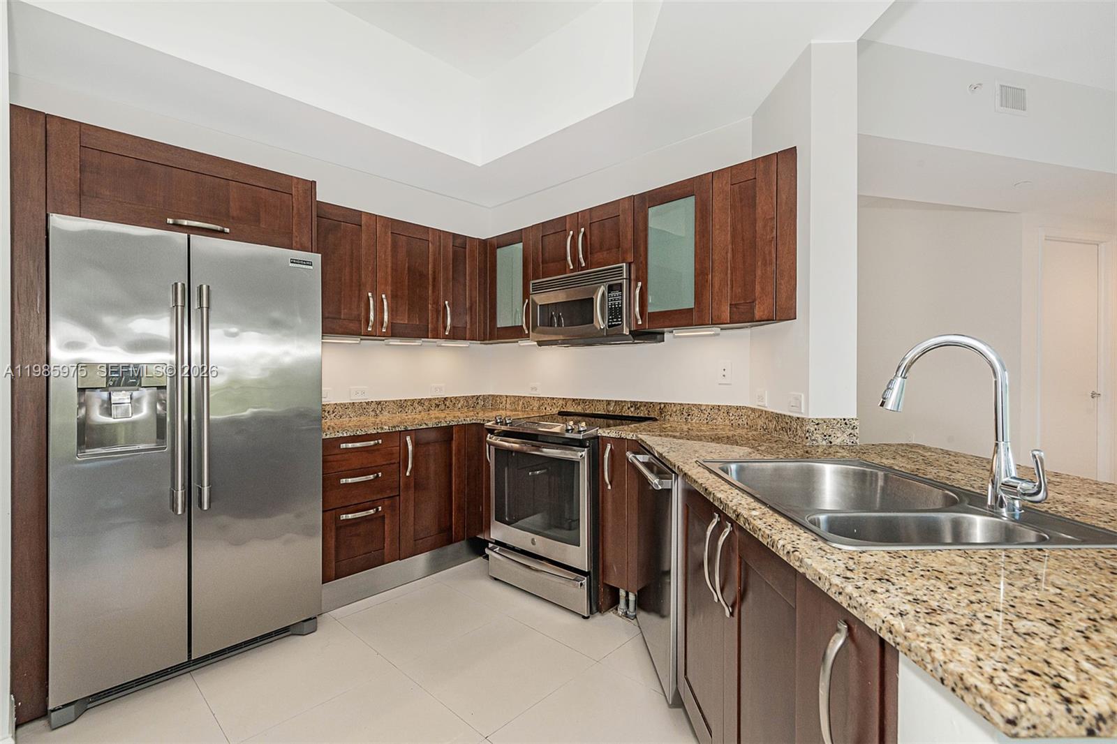 TURNBERRY VLG NO TOWER CO - Residential Lease