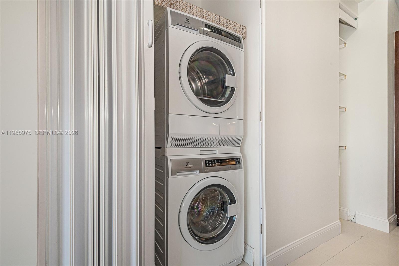 TURNBERRY VLG NO TOWER CO - Residential Lease