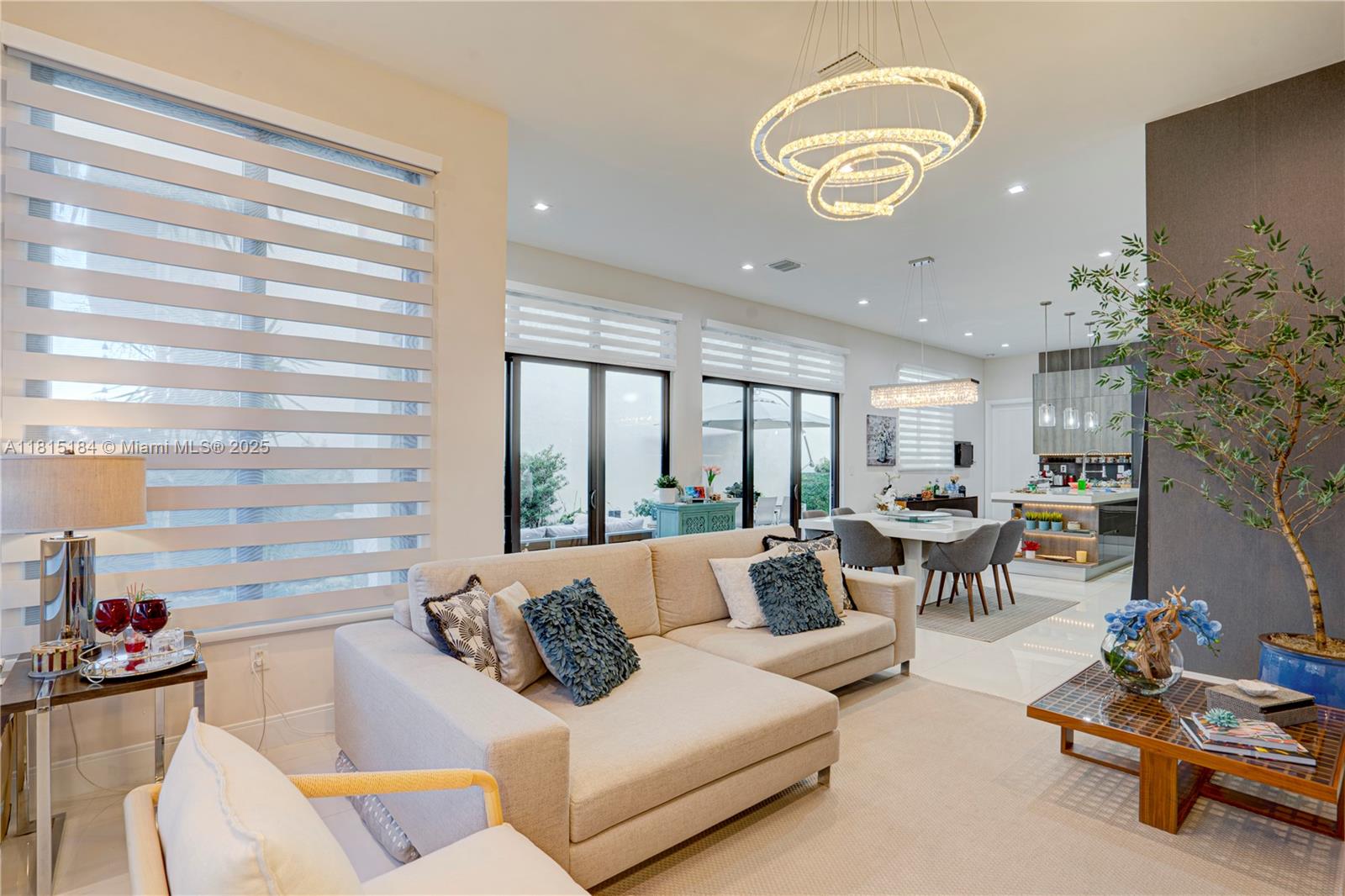 8213 NW 44th Ter