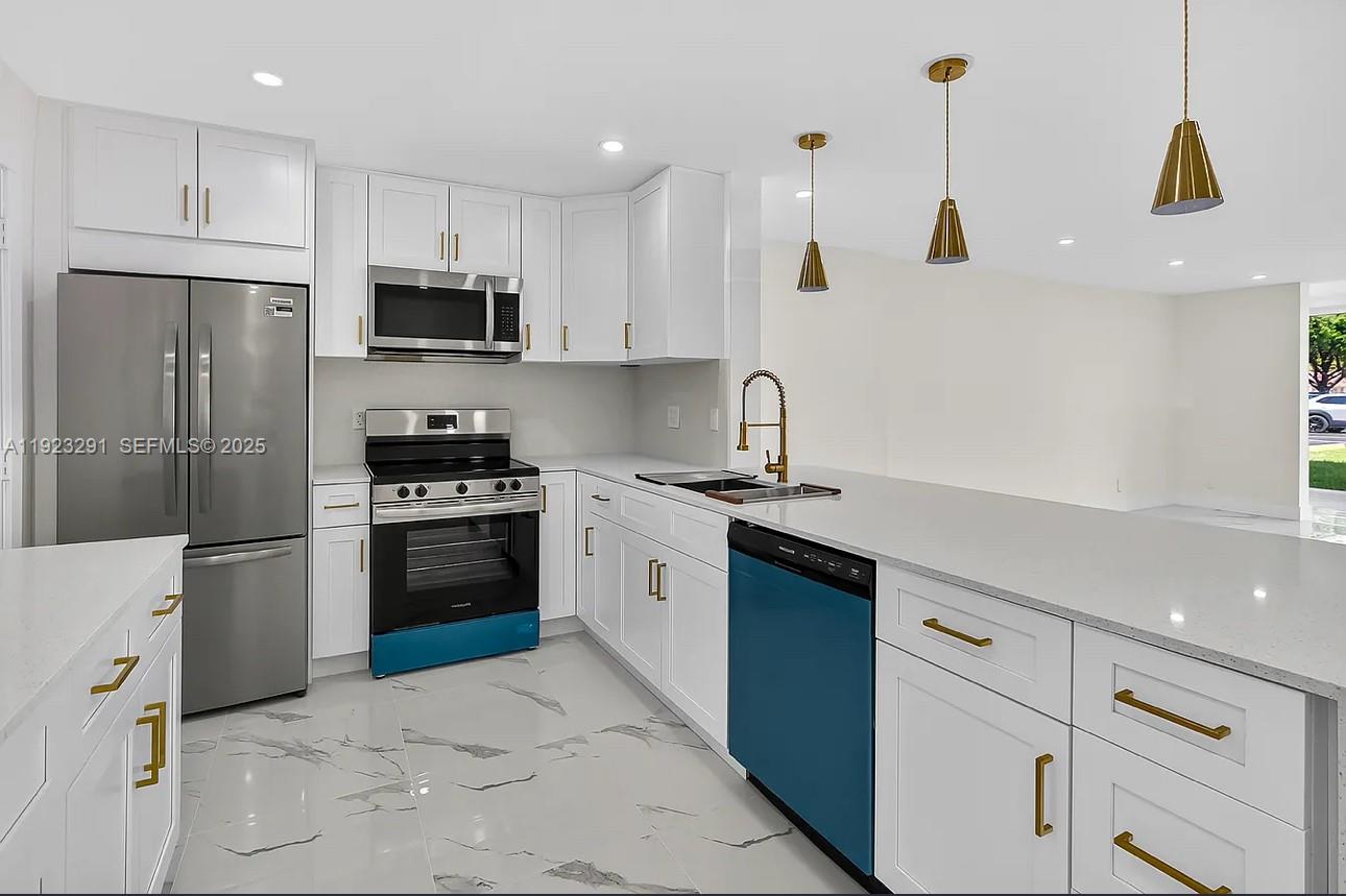 MEADOWBROOK LAKES CONDO - Residential