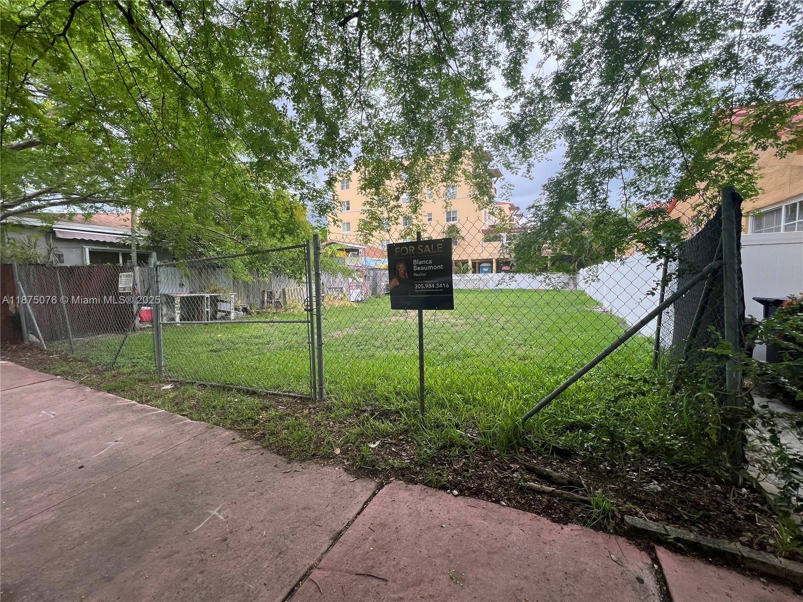 Rare opportunity to buy an empty lot in South Of Fifth MB. Zone code will allow building up to 5,000 Sq Ft of interior space one the 4,000 SF lot. Two residences can be build. Very close to the best restaurants, South Point Park & Marina