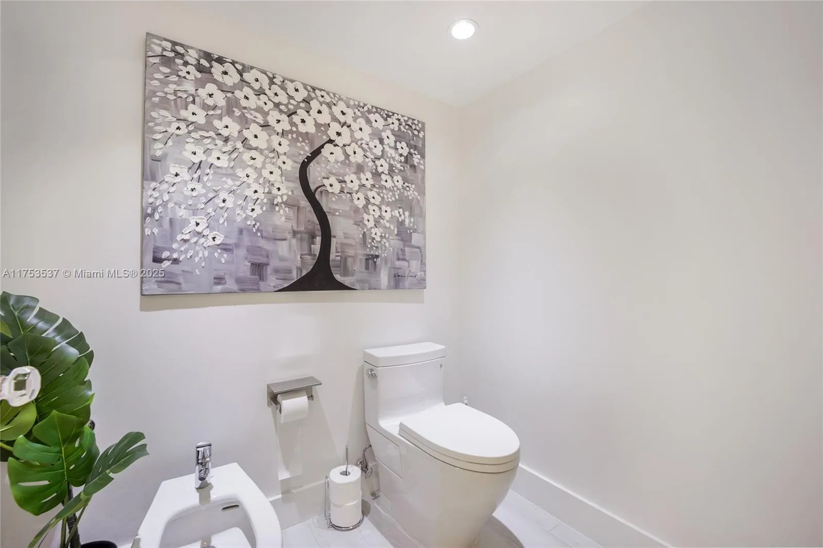 Key Biscayne, Florida 33149, United States, 2 Bedrooms Bedrooms, ,2 BathroomsBathrooms,Residential,Pending,78632