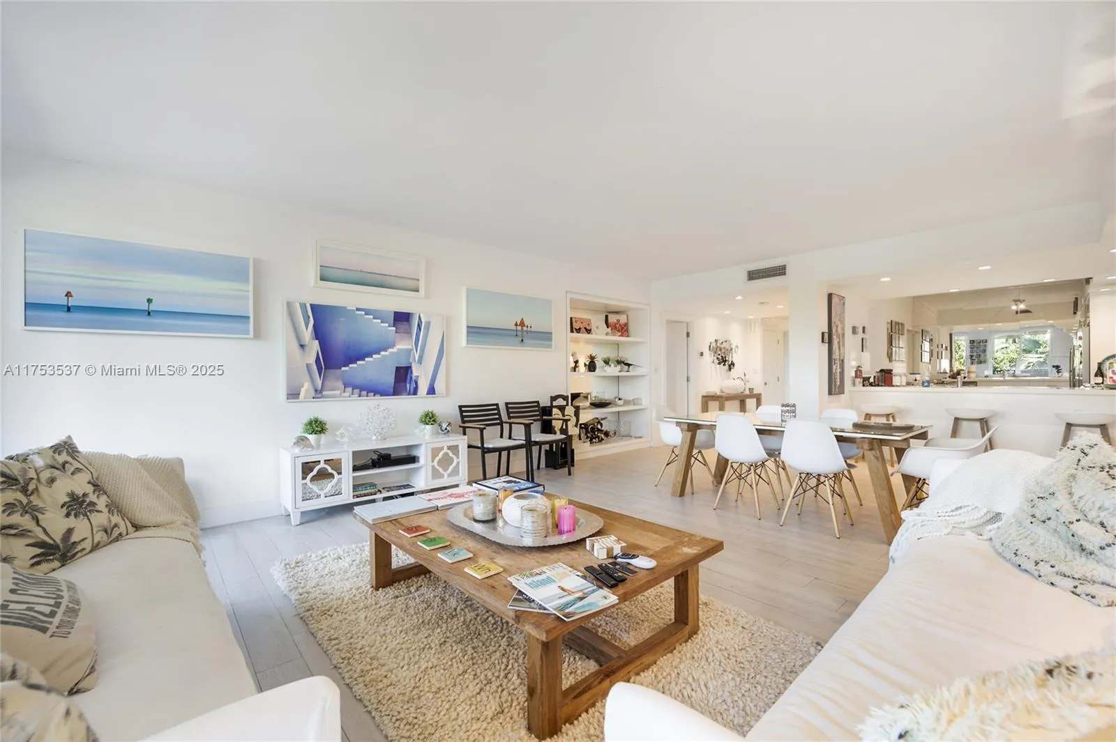 Key Biscayne, Florida 33149, United States, 2 Bedrooms Bedrooms, ,2 BathroomsBathrooms,Residential,Pending,78632