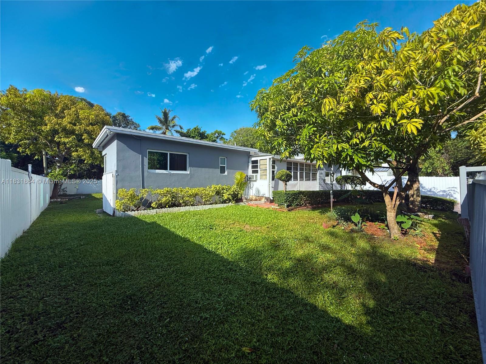 230 NE 48th St, Miami, FL, 33137/$1,075,000 4 230 NE 48th St