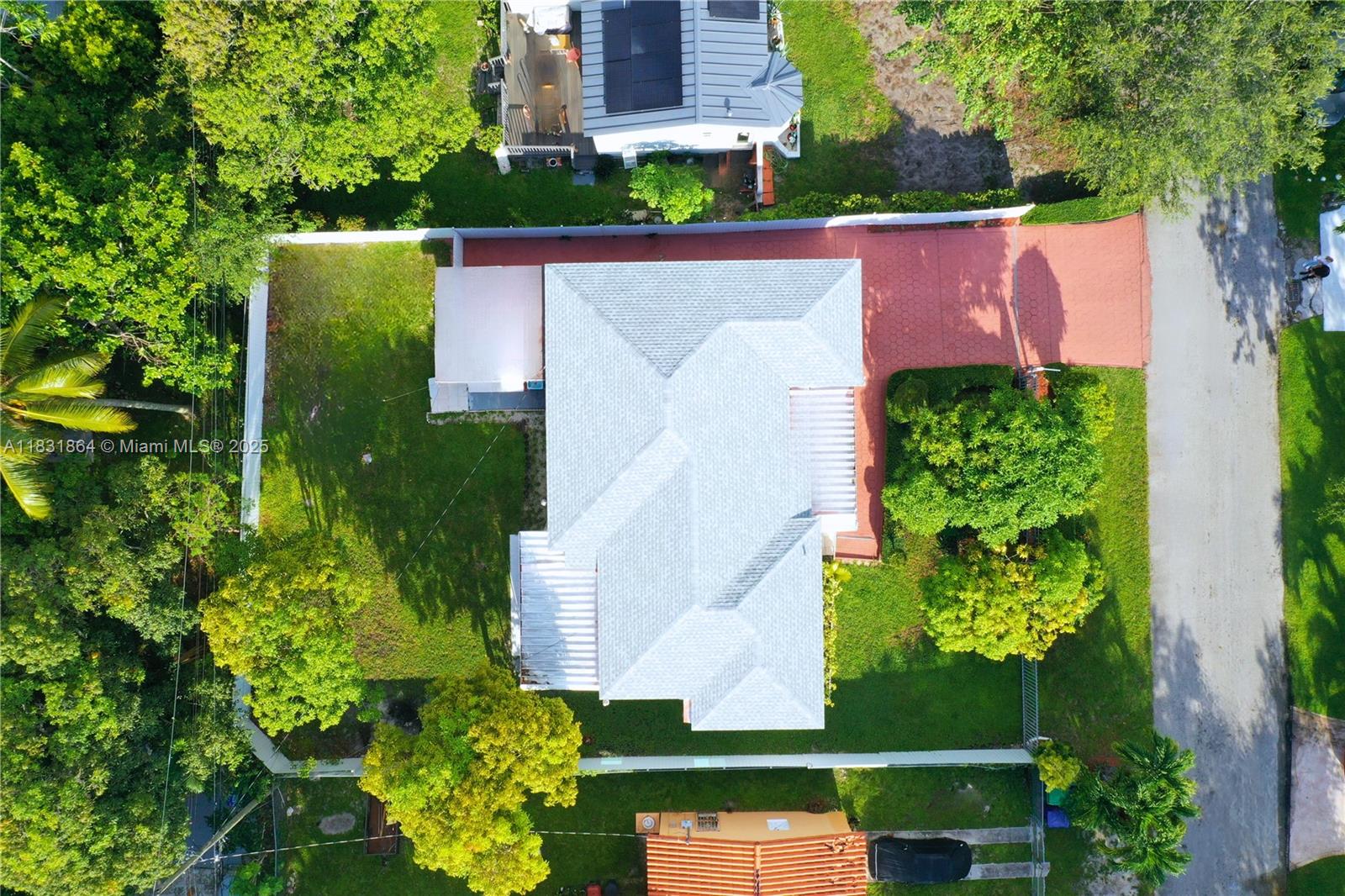 230 NE 48th St, Miami, FL, 33137/$1,075,000 2 230 NE 48th St