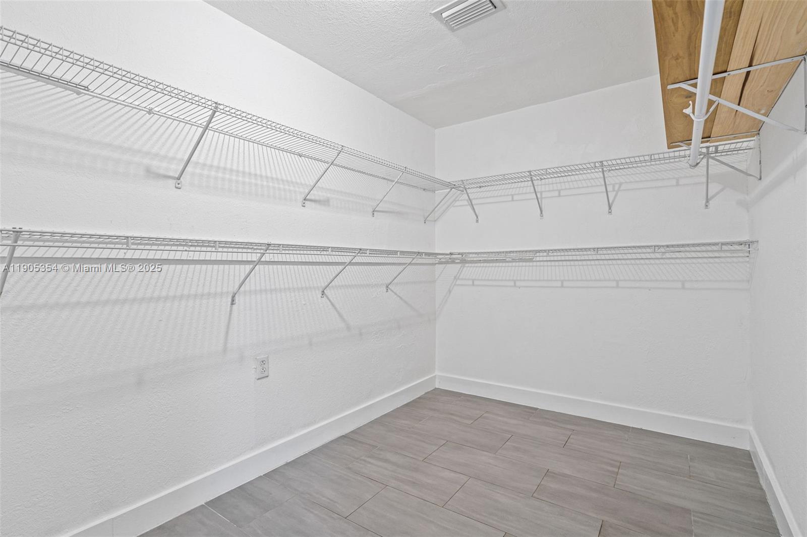 MIAMI GATEWAY - Residential Lease