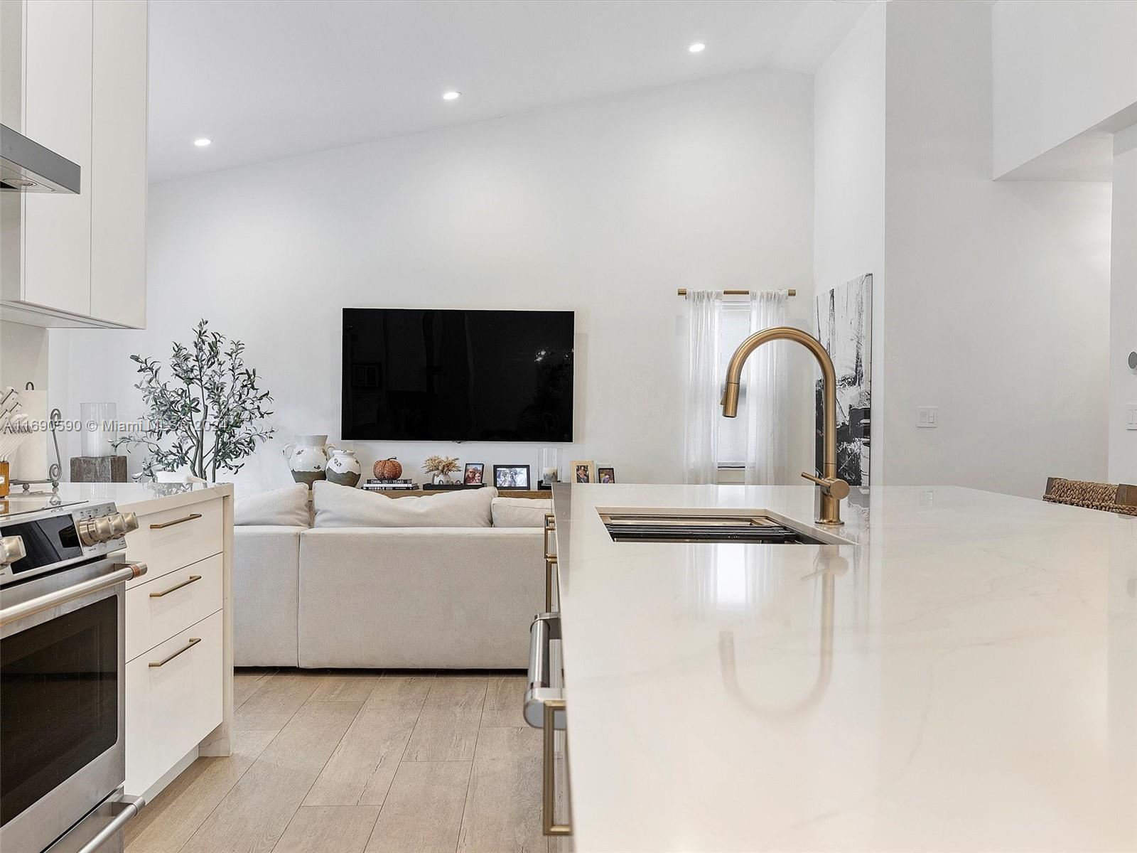 ROSMONT SUB - Residential Lease