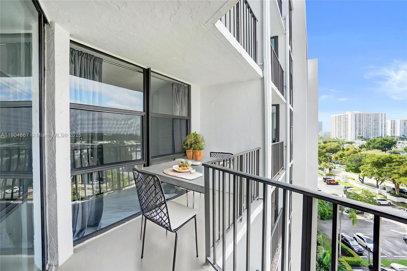 1000 Parkview Dr 811