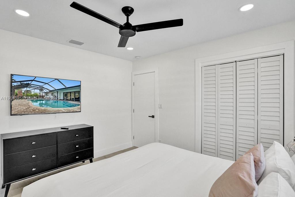 HOLLYWOOD LAKES SECTION - Residential Lease