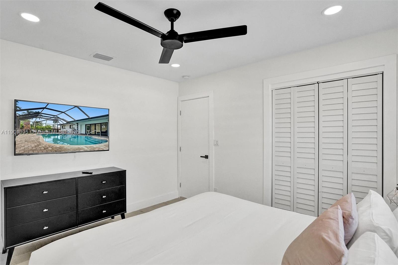 HOLLYWOOD LAKES SECTION - Residential Lease