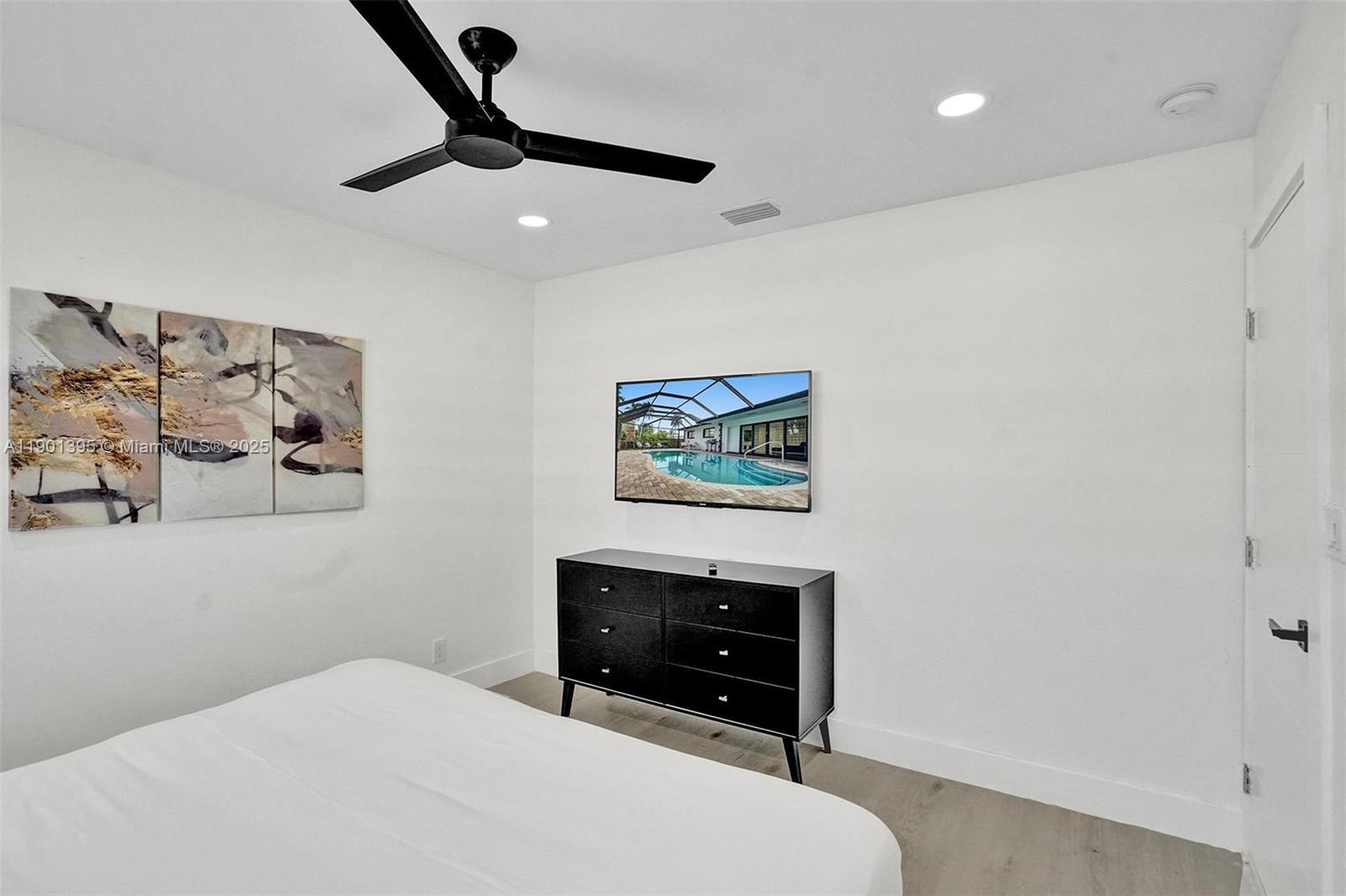 HOLLYWOOD LAKES SECTION - Residential Lease