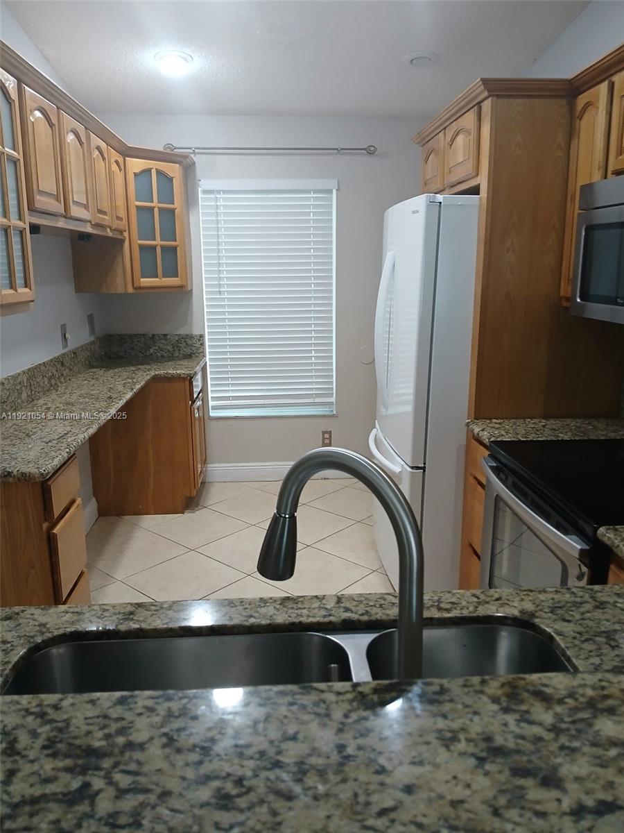 LAKEWOOD ON THE GREEN SEC - Residential Lease