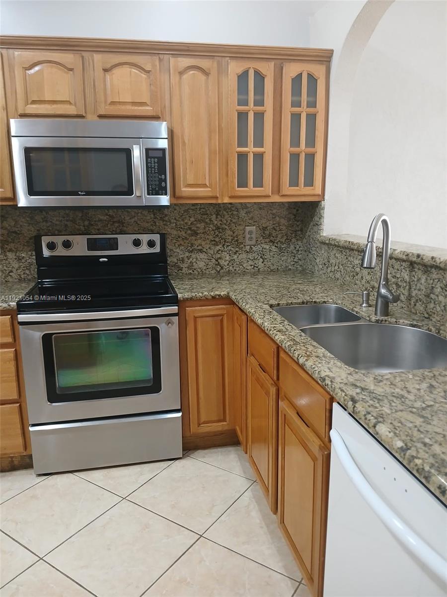 LAKEWOOD ON THE GREEN SEC - Residential Lease