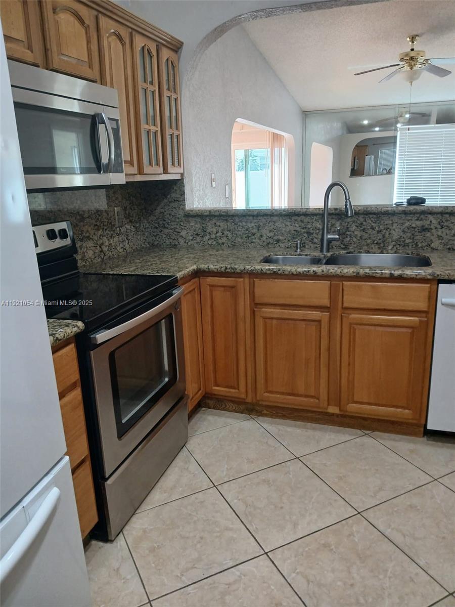 LAKEWOOD ON THE GREEN SEC - Residential Lease