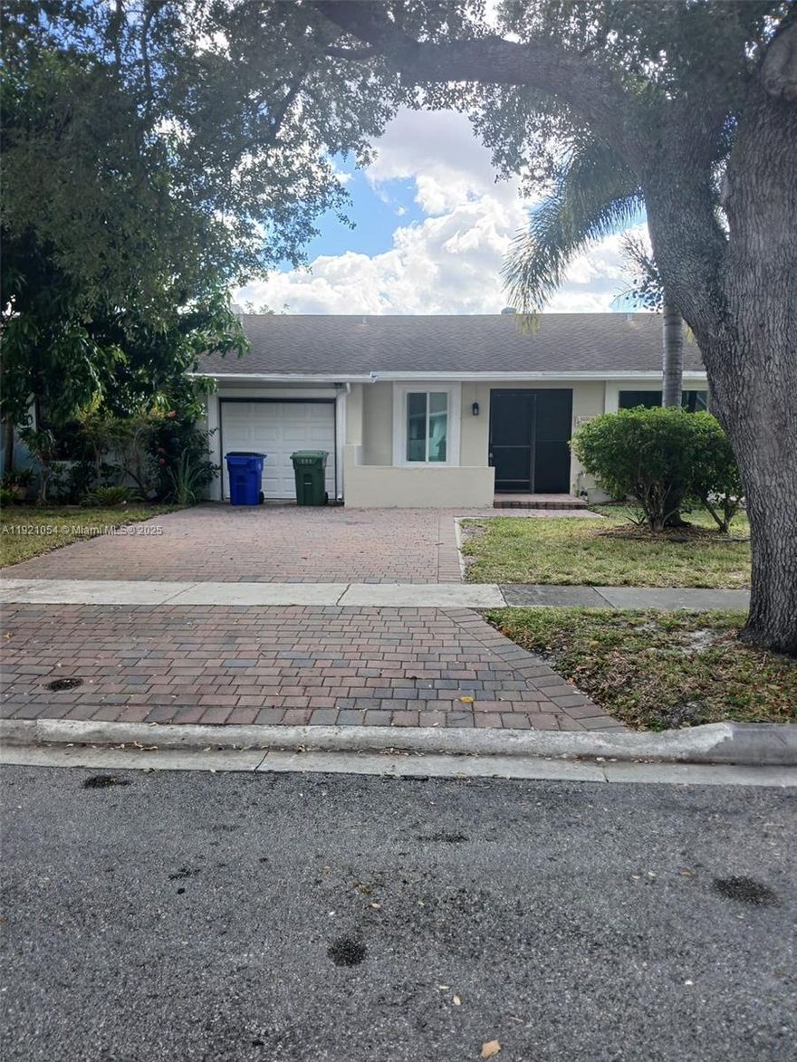 This 2/2  beautiful villa-style home  in the desirable Lakewood on the Green neighborhood. Location is amazing Close to shopping and main highways.HOA is affordable,includes an extra room and the maintenance fee includes basic cable, common lawn areas, community pool, exterior paint and much more. . Hurry make the highest and best offer this property will not last