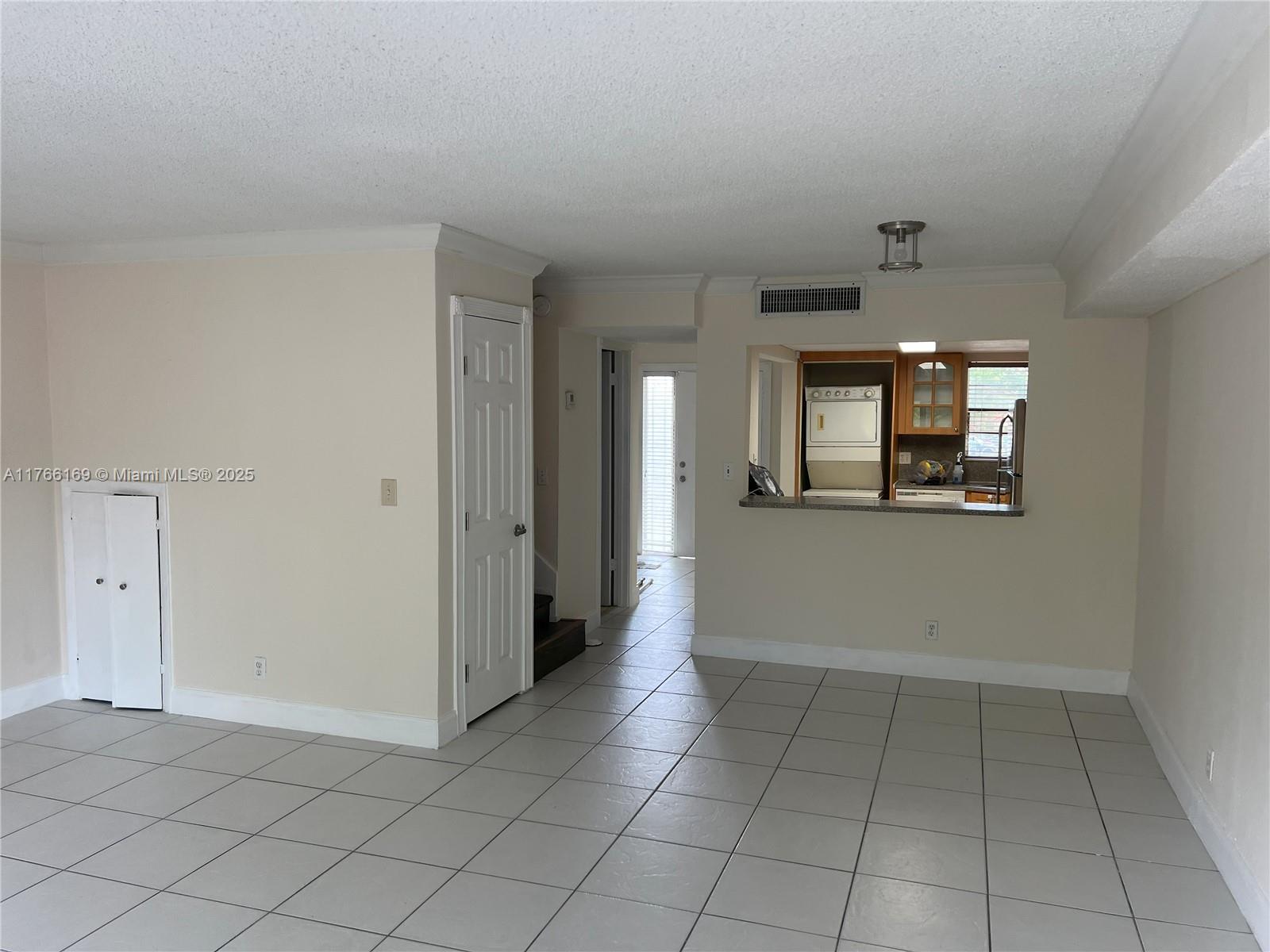 CORAL SPRINGS ESTATE TOWN - Residential Lease