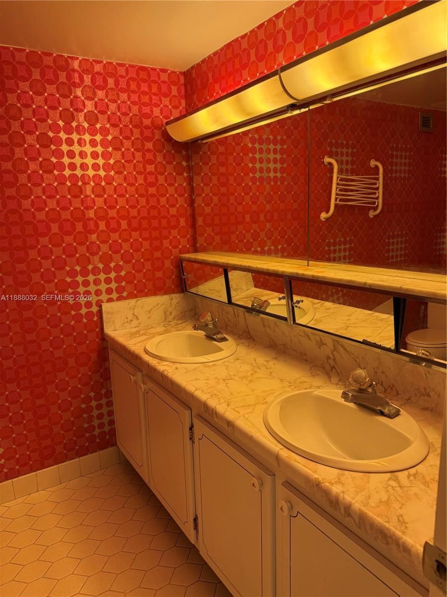 PLAZA TOWERS SOUTH CONDO - Residential