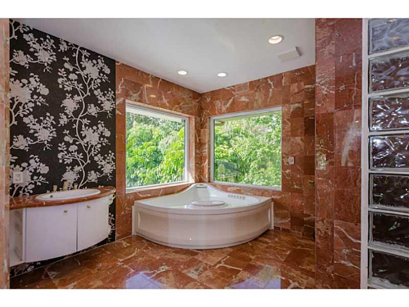 27-28 52 42 KEYSTONE ISLA - Residential