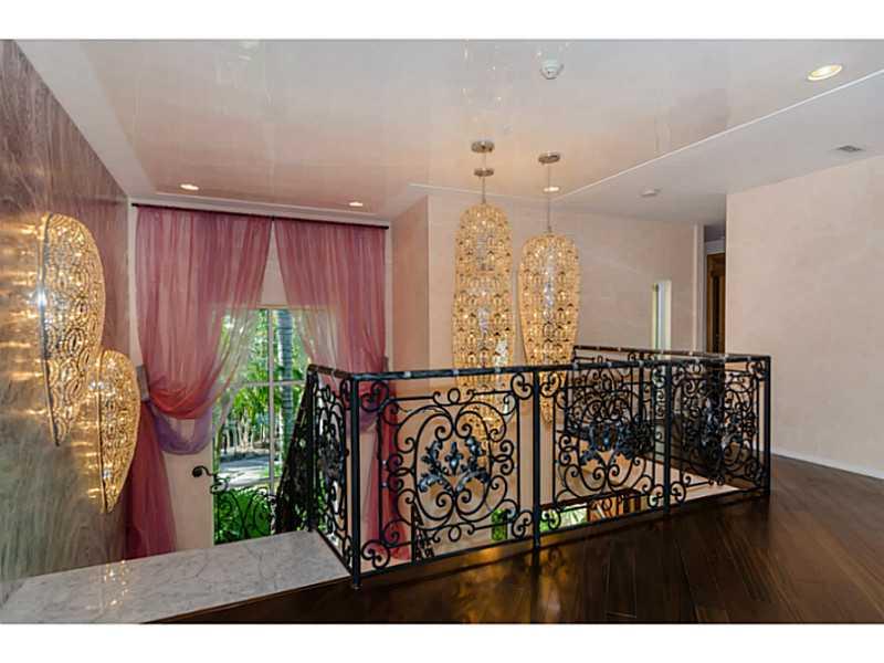 27-28 52 42 KEYSTONE ISLA - Residential