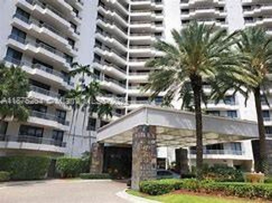 Amazing 1BD + closed den / 2BA in Parc Central South! Furnished unit with floor-to-ceiling windows, stainless steel appliances, washer/dryer inside, and breathtaking golf course & ocean views. Building offers fitness center, 2 pools, sand volleyball court, cable/Wi-Fi, and valet parking. Centrally located near Aventura Mall, minutes from houses of worship & the beach. A must see!