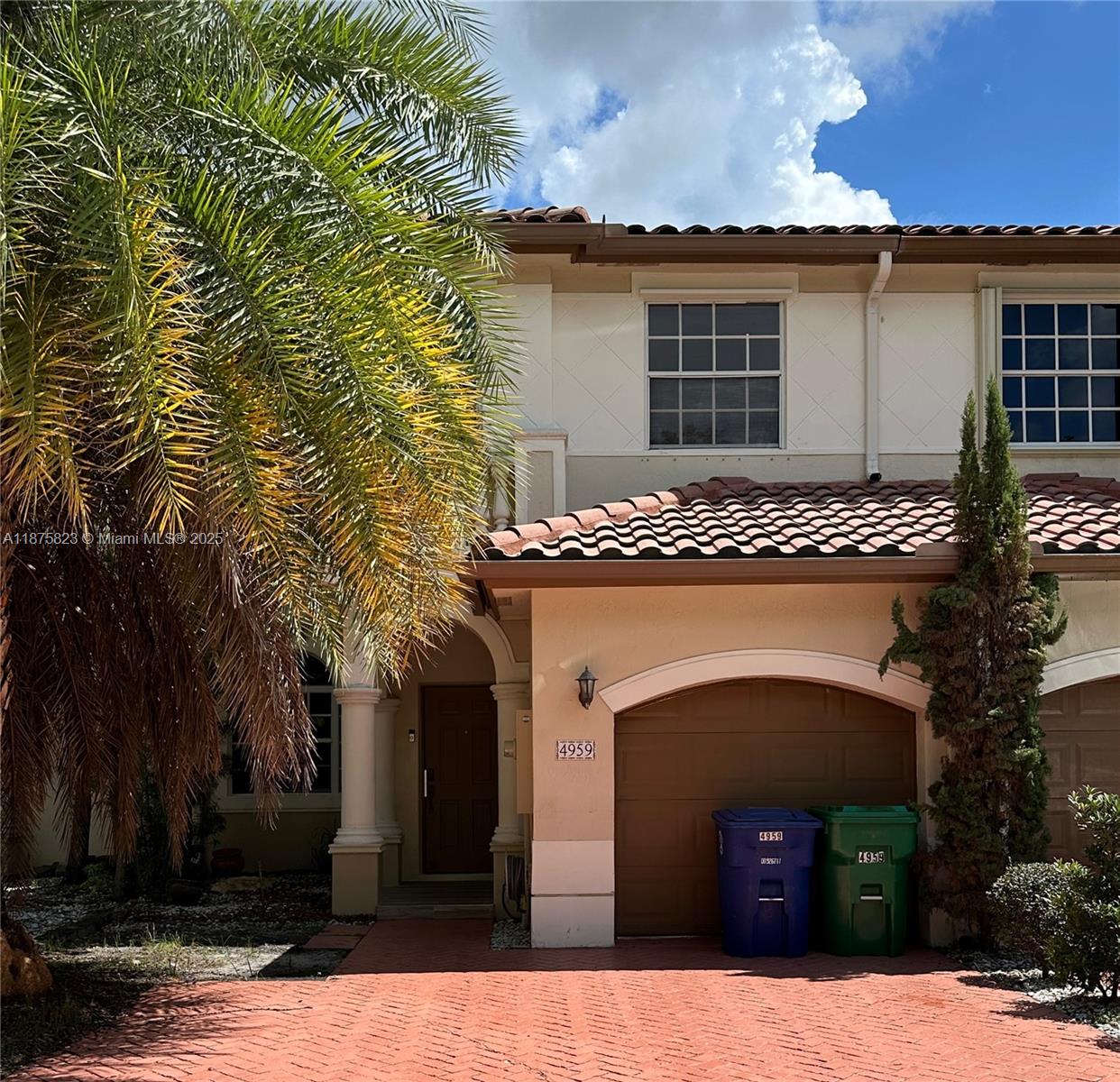 Welcome to this beautifully maintained 3-bedroom, 2.5-bathroom townhome located in the exclusive, guard-gated community of Vizcaya in Miramar. Built in 2003, this residence offers 1,700 square feet of comfortable living space in a prime location.
Enjoy the convenience of a separate laundry room located on the first floor. (new appliances)
As a resident of Santorini at Vizcaya, you will have access to exclusive community amenities, including swimming pools, a gym, and a children's playground.