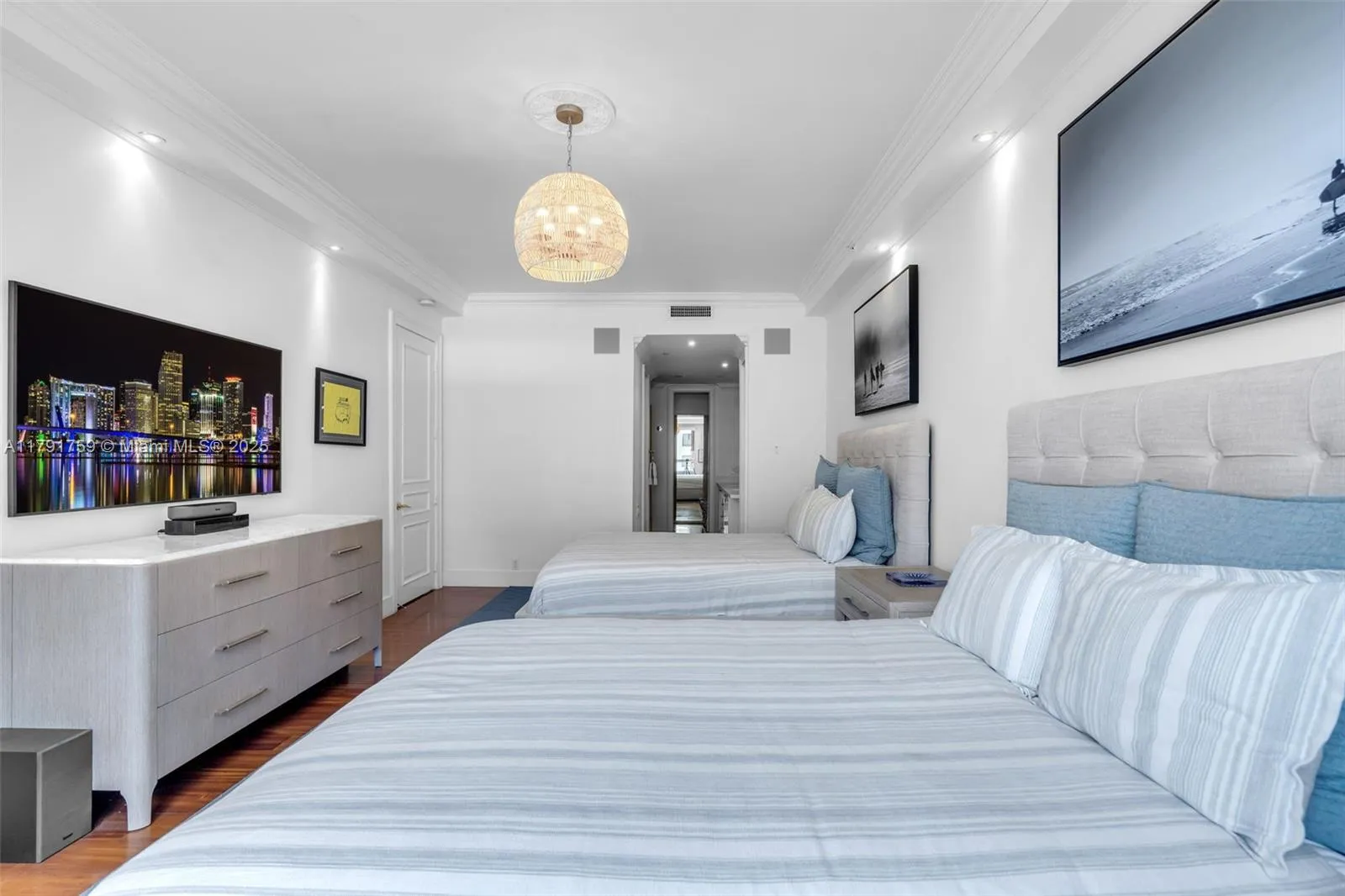 Key Biscayne, Florida 33149, United States, 4 Bedrooms Bedrooms, ,4 BathroomsBathrooms,Residential,Pending,118374