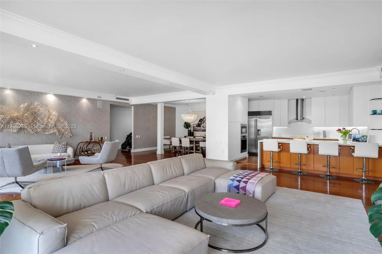 Key Biscayne, Florida 33149, United States, 4 Bedrooms Bedrooms, ,4 BathroomsBathrooms,Residential,Pending,118374