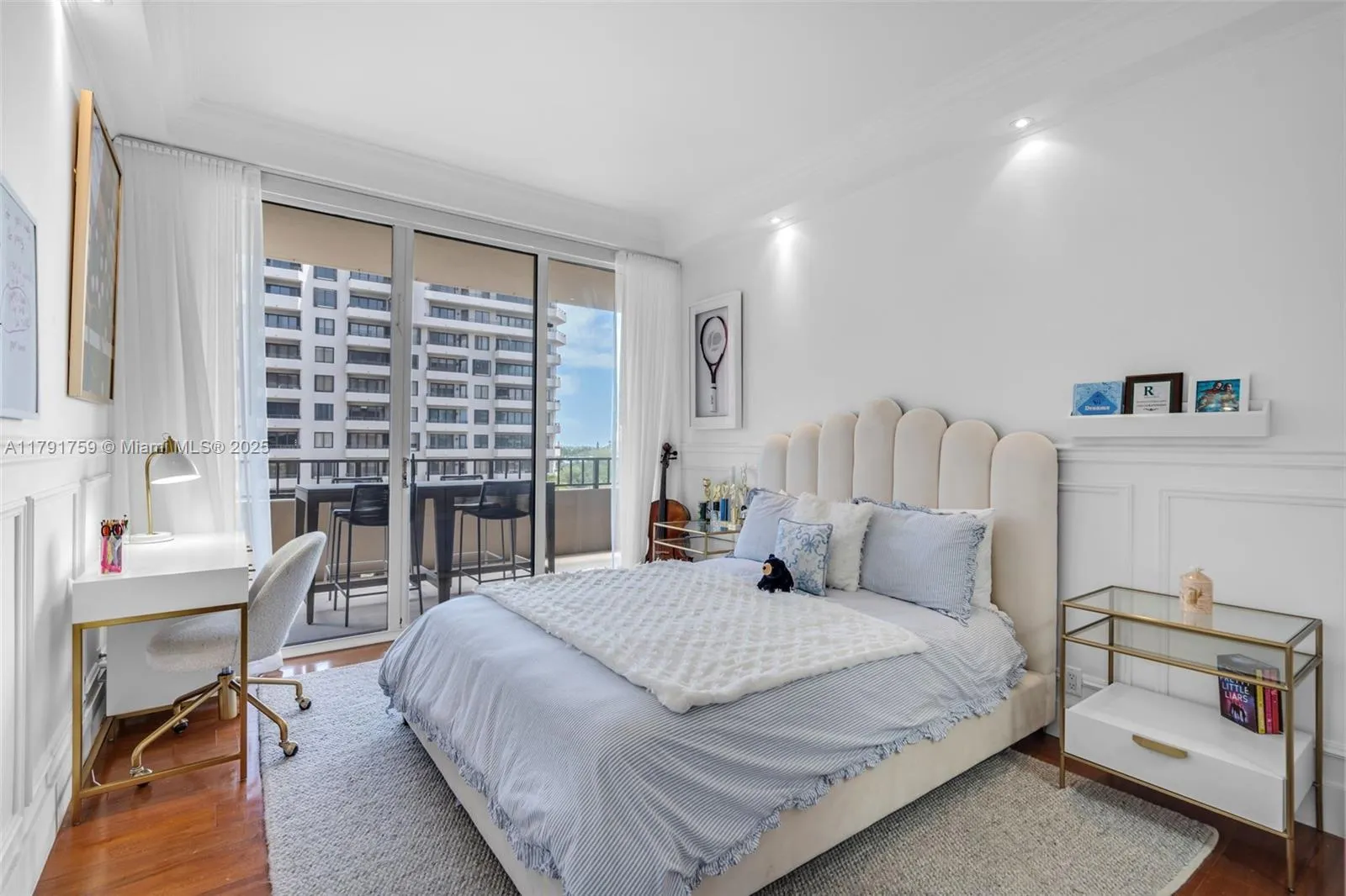 Key Biscayne, Florida 33149, United States, 4 Bedrooms Bedrooms, ,4 BathroomsBathrooms,Residential,Pending,118374