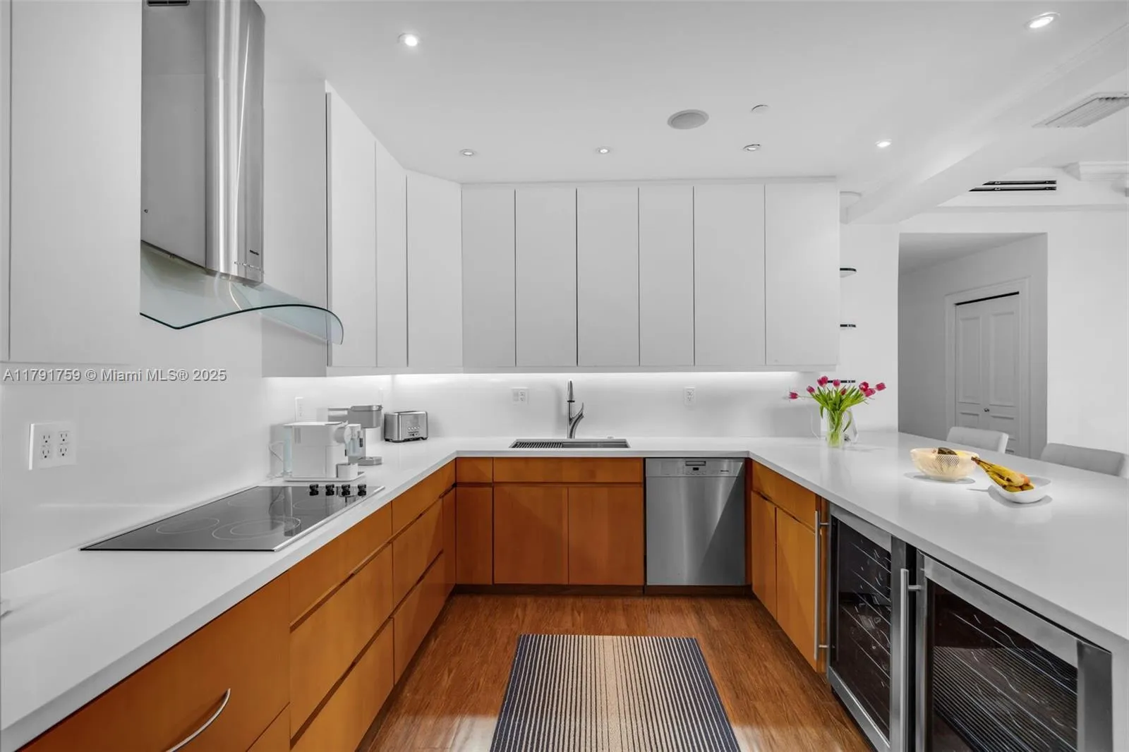 Key Biscayne, Florida 33149, United States, 4 Bedrooms Bedrooms, ,4 BathroomsBathrooms,Residential,Pending,118374