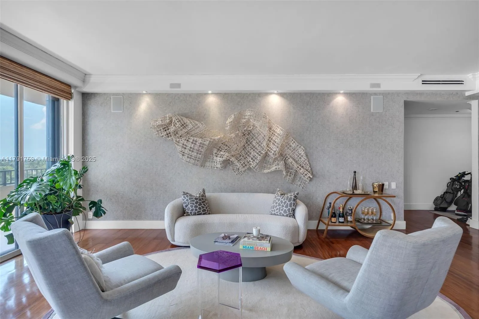 Key Biscayne, Florida 33149, United States, 4 Bedrooms Bedrooms, ,4 BathroomsBathrooms,Residential,Pending,118374