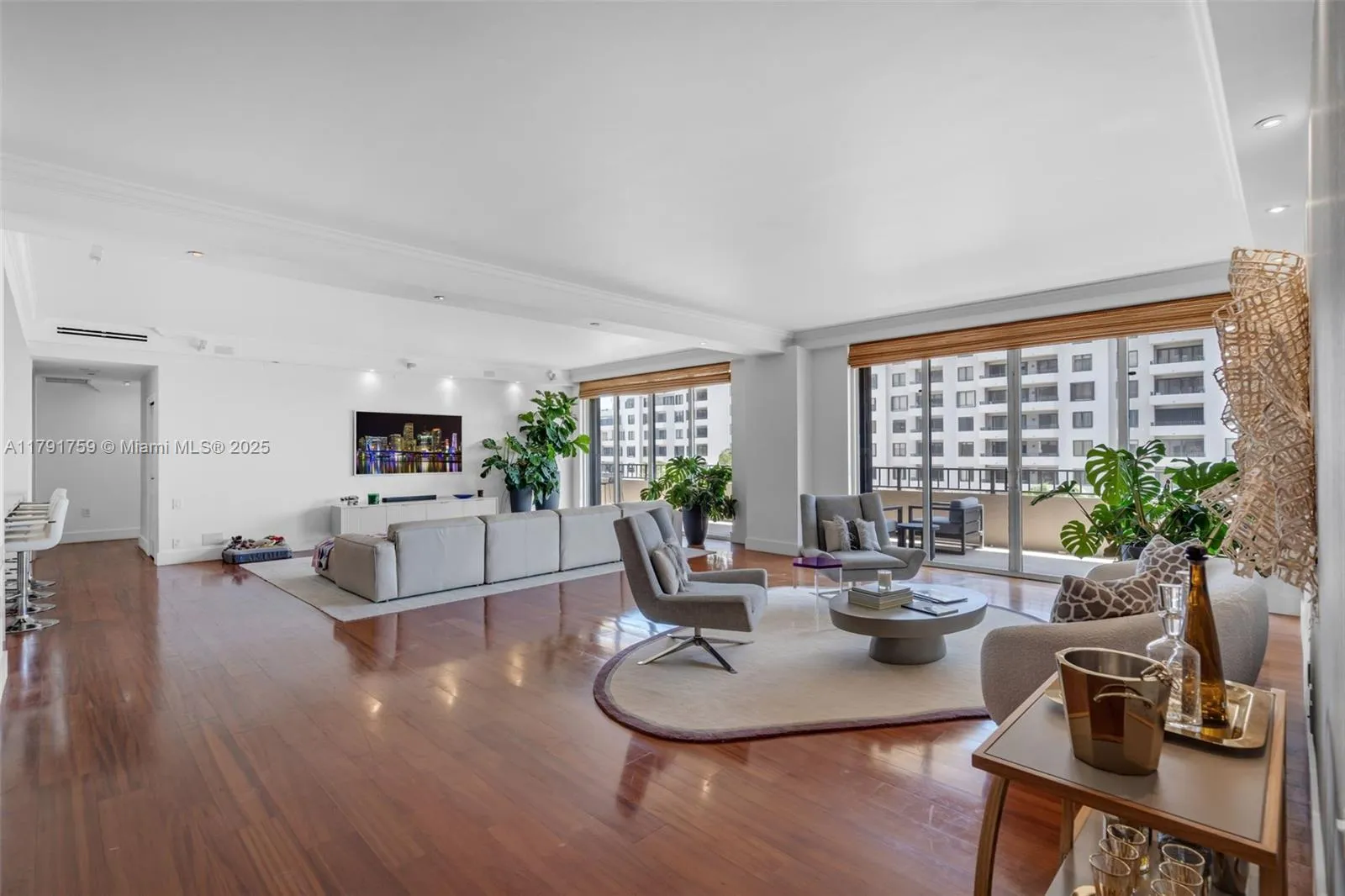 Key Biscayne, Florida 33149, United States, 4 Bedrooms Bedrooms, ,4 BathroomsBathrooms,Residential,Pending,118374