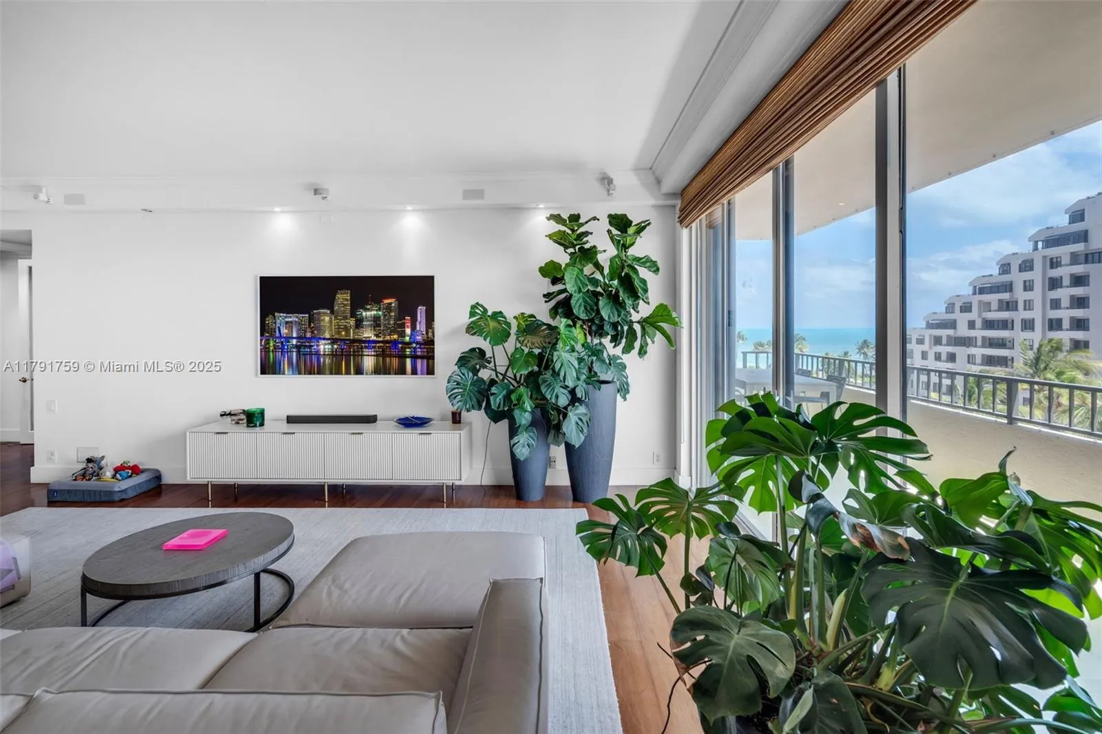 Key Biscayne, Florida 33149, United States, 4 Bedrooms Bedrooms, ,4 BathroomsBathrooms,Residential,Pending,118374