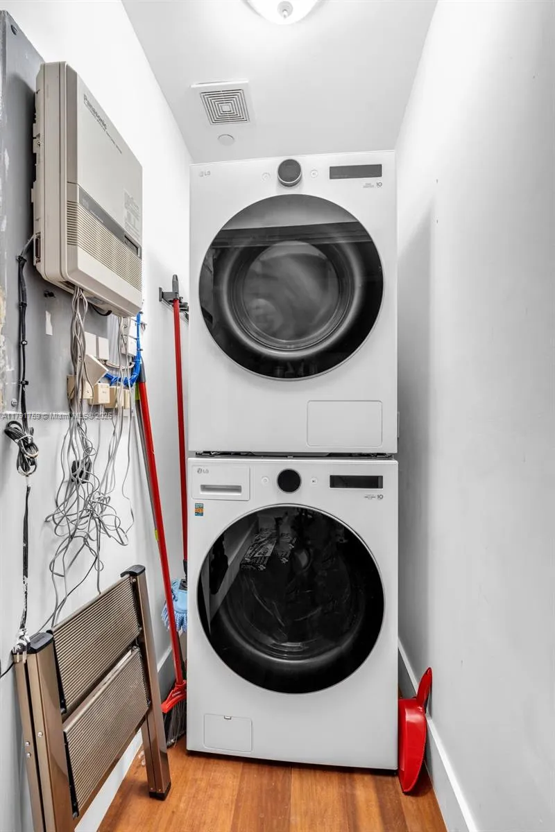 Key Biscayne, Florida 33149, United States, 4 Bedrooms Bedrooms, ,4 BathroomsBathrooms,Residential,Pending,118374