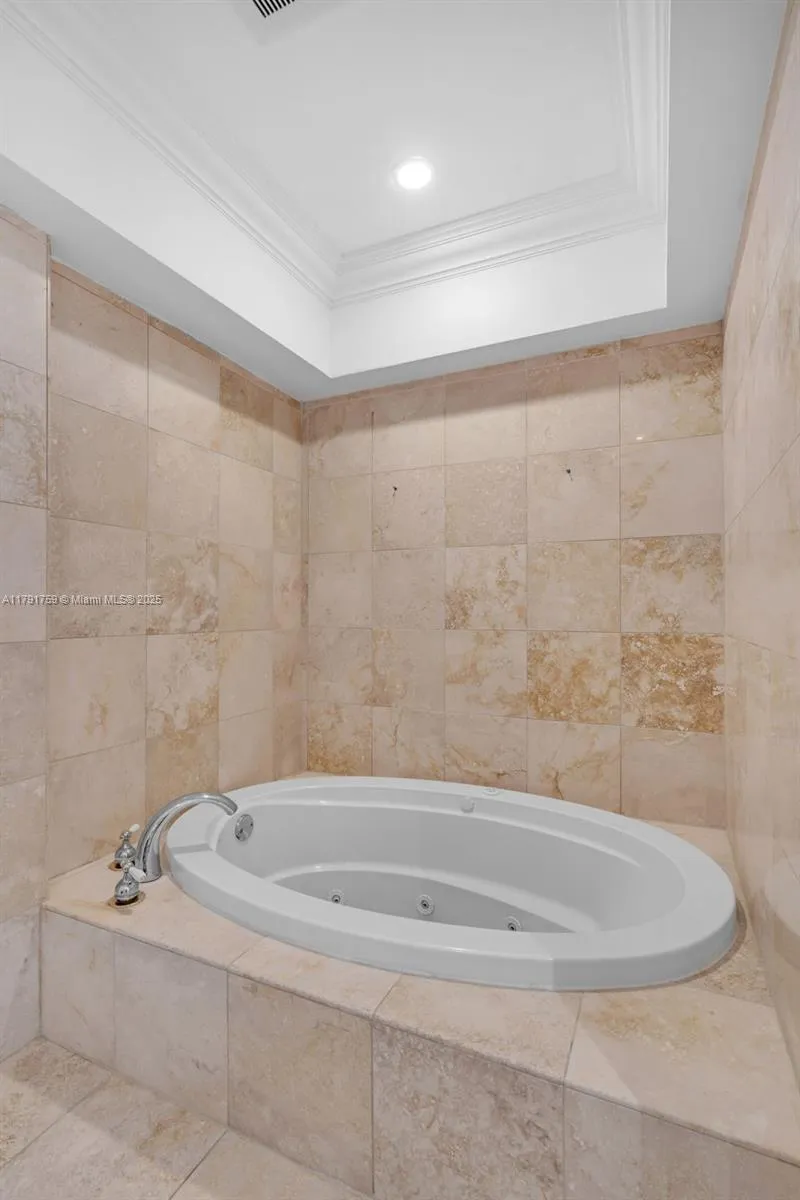 Key Biscayne, Florida 33149, United States, 4 Bedrooms Bedrooms, ,4 BathroomsBathrooms,Residential,Pending,118374