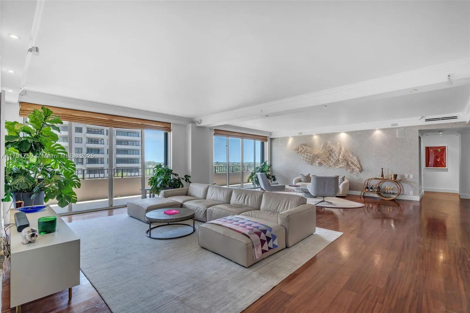 Key Biscayne, Florida 33149, United States, 4 Bedrooms Bedrooms, ,4 BathroomsBathrooms,Residential,Pending,118374