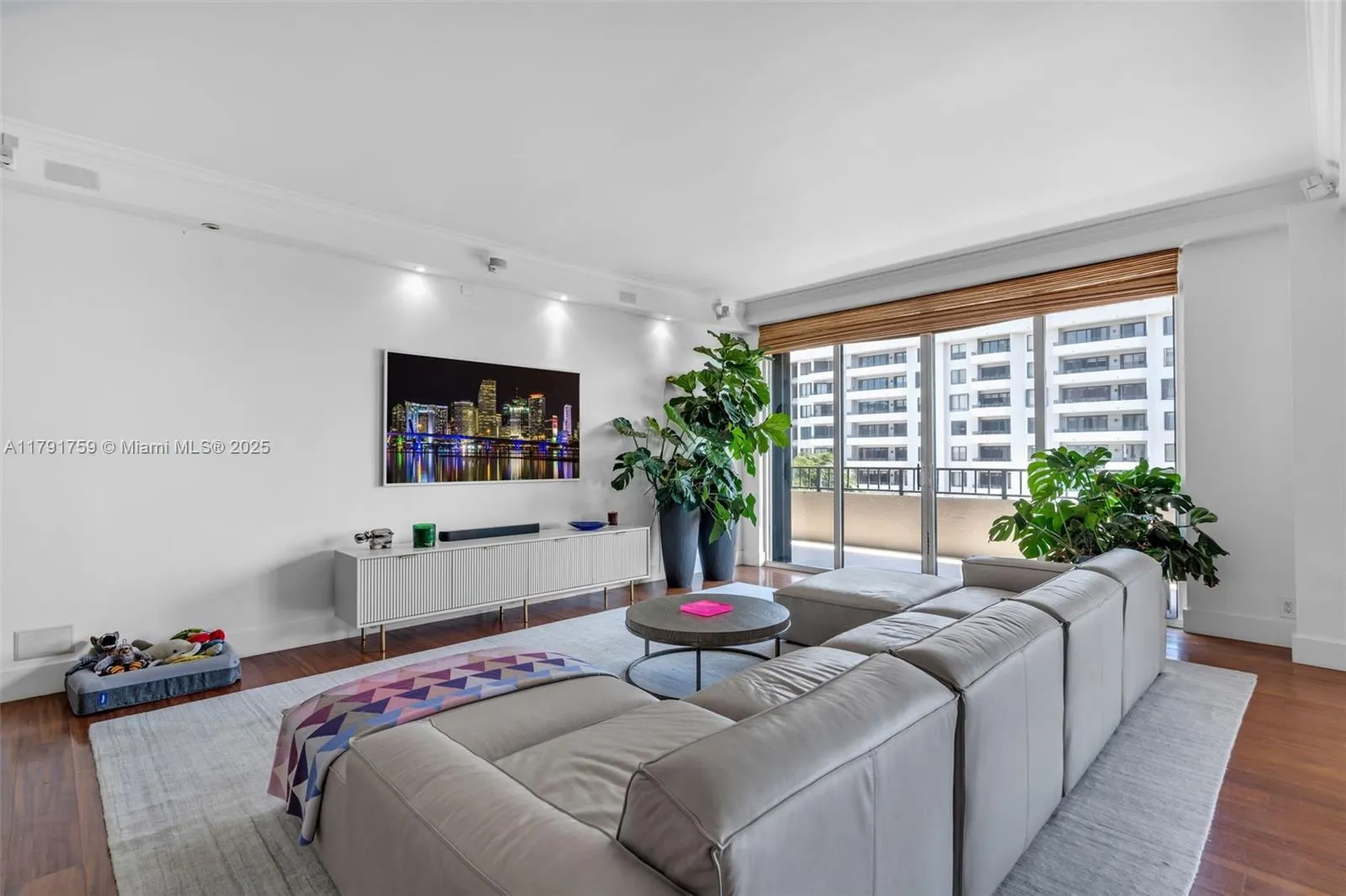 Key Biscayne, Florida 33149, United States, 4 Bedrooms Bedrooms, ,4 BathroomsBathrooms,Residential,Pending,118374