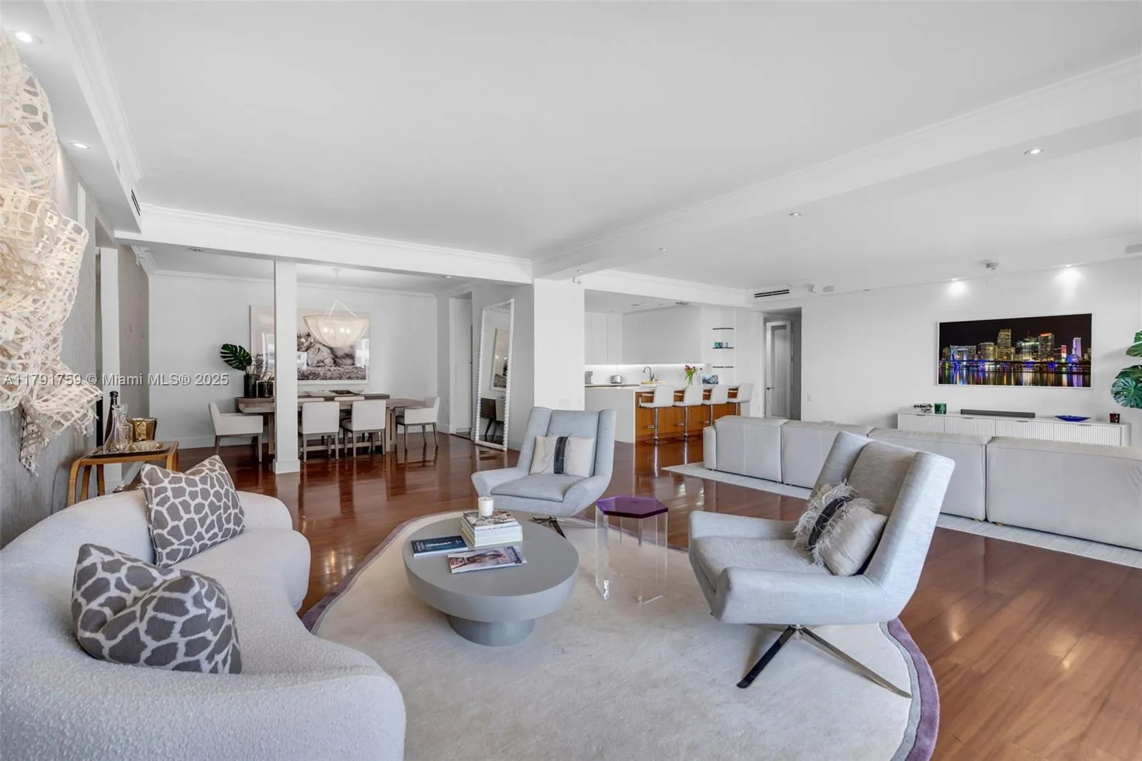 Key Biscayne, Florida 33149, United States, 4 Bedrooms Bedrooms, ,4 BathroomsBathrooms,Residential,Pending,118374