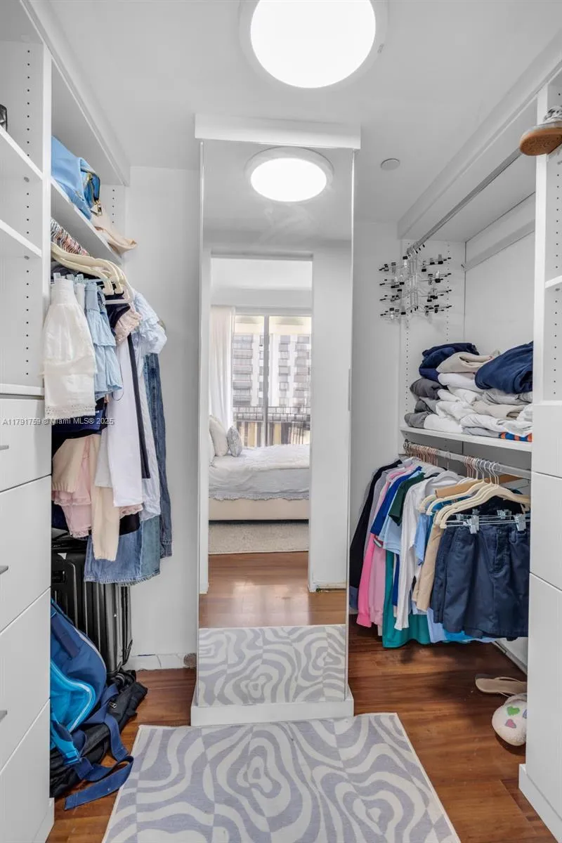 Key Biscayne, Florida 33149, United States, 4 Bedrooms Bedrooms, ,4 BathroomsBathrooms,Residential,Pending,118374