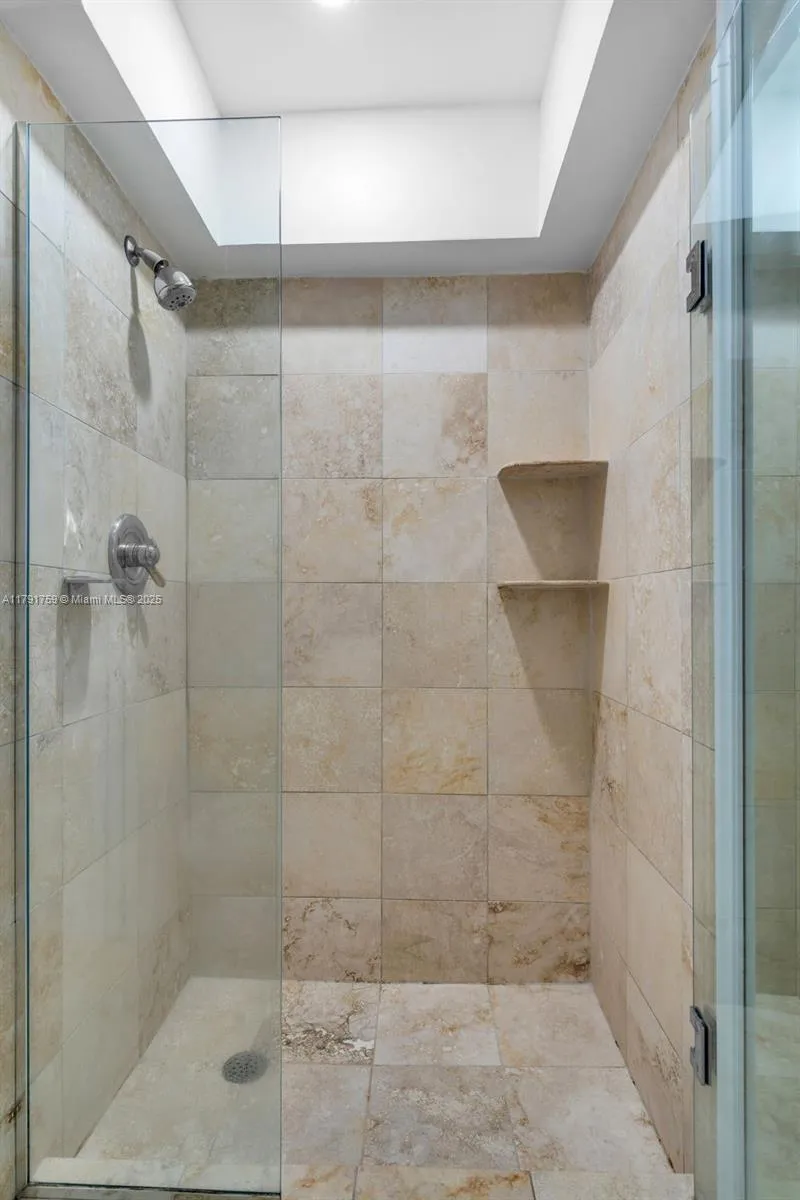 Key Biscayne, Florida 33149, United States, 4 Bedrooms Bedrooms, ,4 BathroomsBathrooms,Residential,Pending,118374