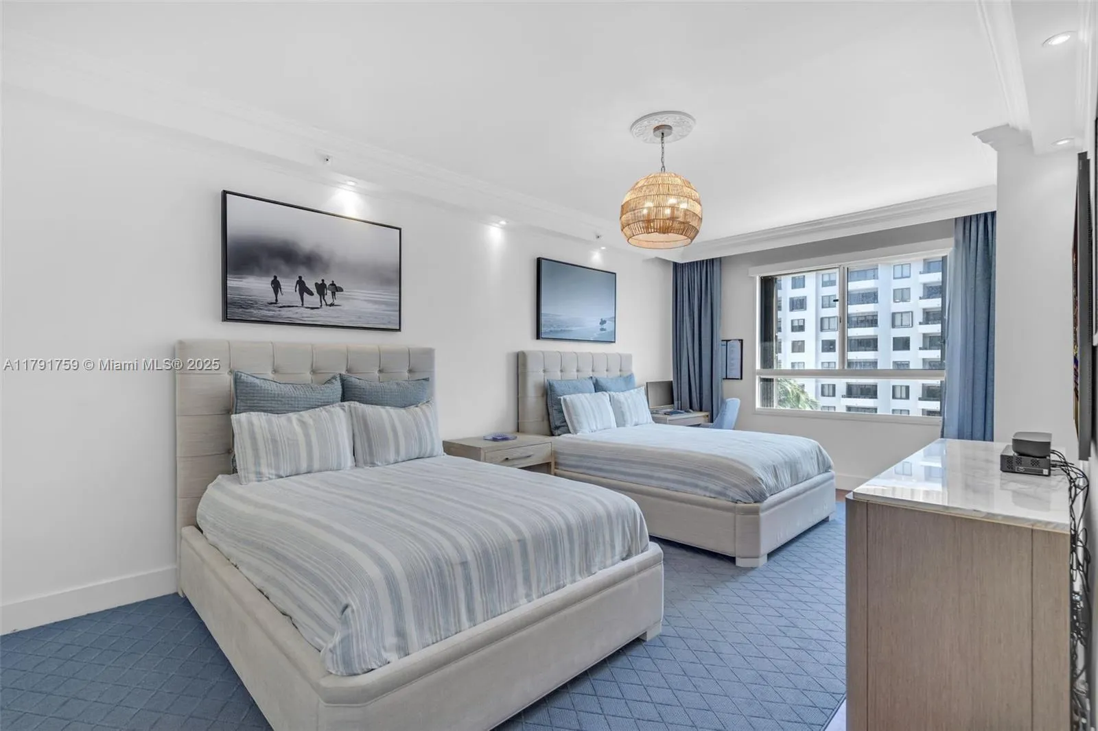 Key Biscayne, Florida 33149, United States, 4 Bedrooms Bedrooms, ,4 BathroomsBathrooms,Residential,Pending,118374