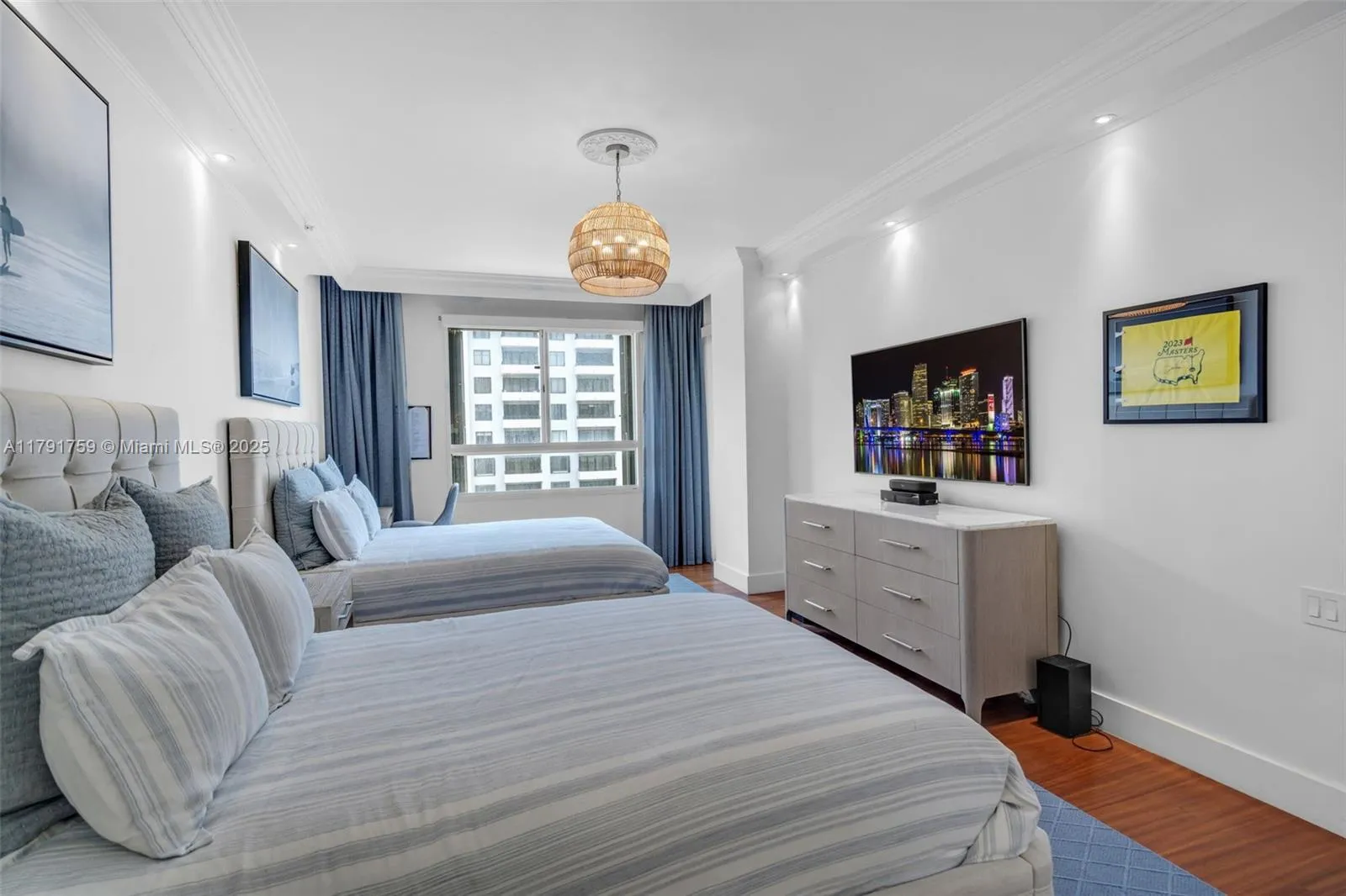 Key Biscayne, Florida 33149, United States, 4 Bedrooms Bedrooms, ,4 BathroomsBathrooms,Residential,Pending,118374