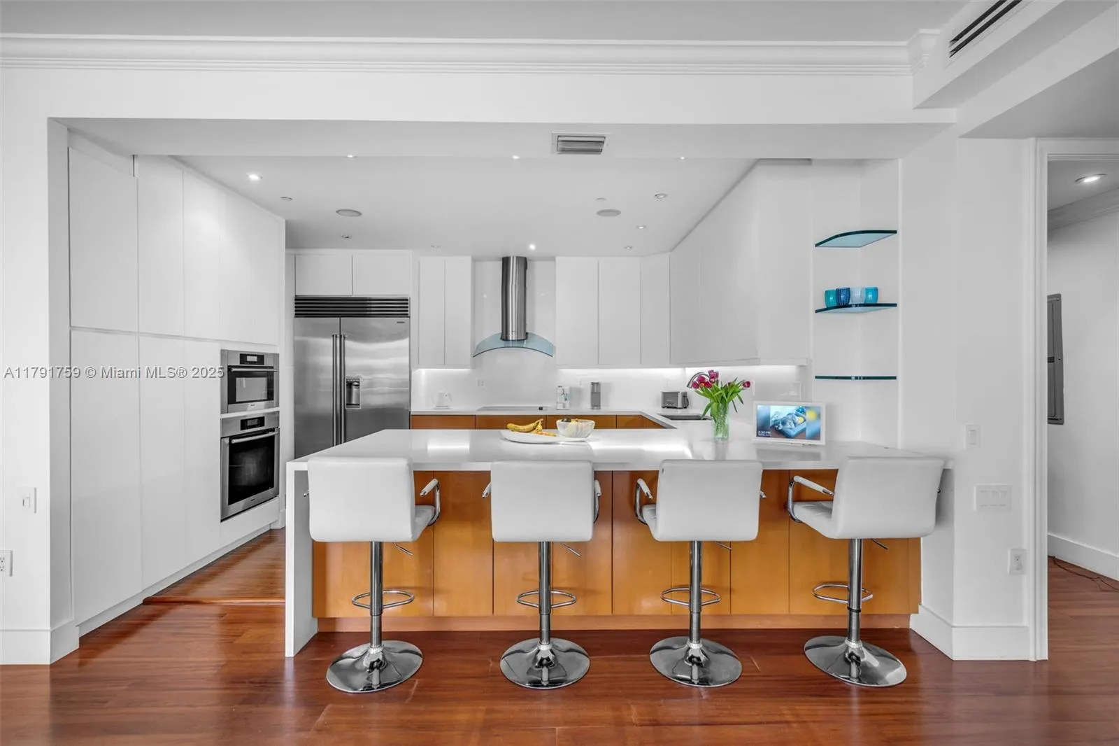 Key Biscayne, Florida 33149, United States, 4 Bedrooms Bedrooms, ,4 BathroomsBathrooms,Residential,Pending,118374