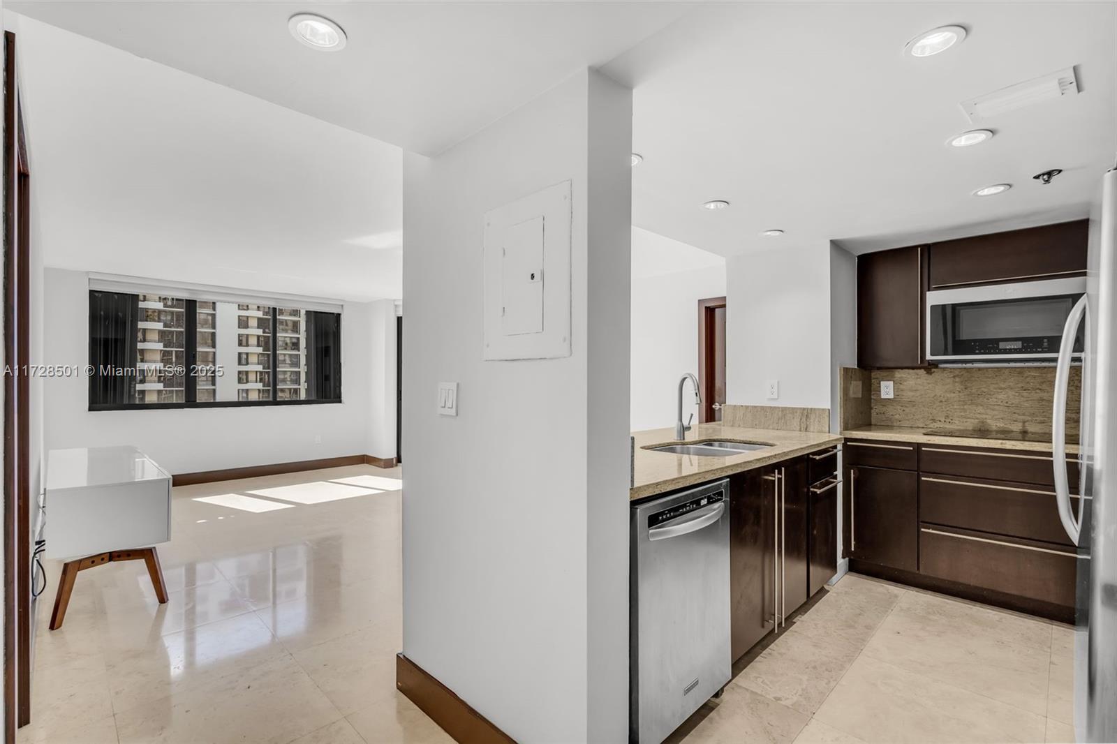 Property for Sale at 540 Brickell Key Dr 1021, Miami, Broward County, Florida - Bedrooms: 2 
Bathrooms: 2  - $680,000