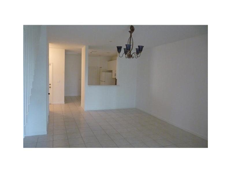 TOWNHOUSE LOCATED IN A GATED COMMUNITY. EXCELLENT CONDITION, 2 BED, 21/2 BATH. ACCORDION SHUTTERS, EXCELENTS SCHOOLS, FRESHLY PAINTED.