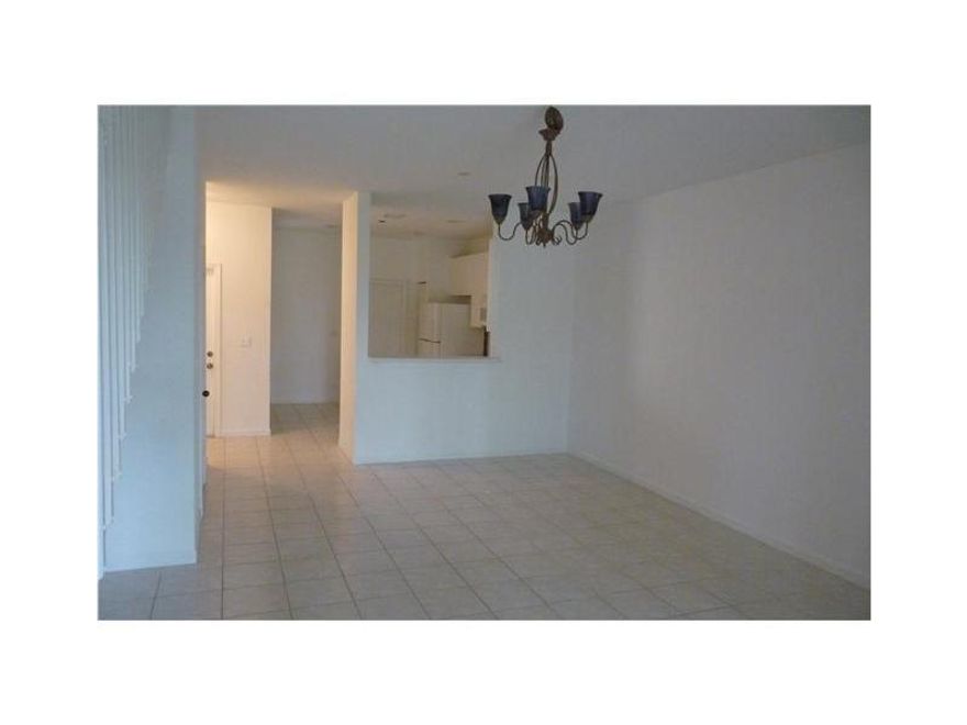 TOWNHOUSE LOCATED IN A GATED COMMUNITY. EXCELLENT CONDITION, 2 BED, 21/2 BATH. ACCORDION SHUTTERS, EXCELENTS SCHOOLS, FRESHLY PAINTED.