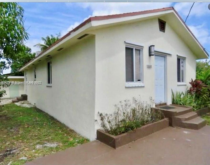 CENTRALLY LOCATED 3/2 RENTAL IS CLOSE TO MAJOR HIGHWAYS AND SHOPPING CENTERS. BEAUTIFULLY REMODELED, THIS HOME FEATURES BRAND NEW APPLIANCES, QUARTZ COUNTERTOPS, BRAND NEW TILE, GATED ENTRANCES, AND TWO GATED PARKING SPACES. THIS IS ONE YOU DONT WANT TO MISS!!!