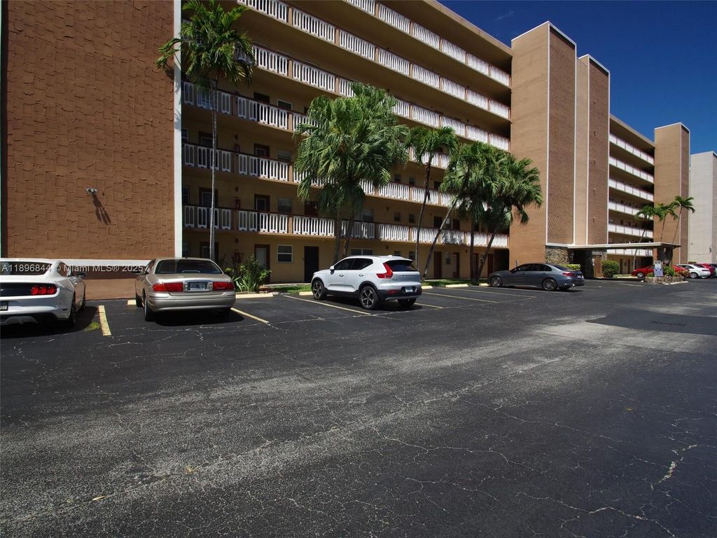 Photo of 420 NE 12th Ave #401, Hallandale Beach, FL 33009 (MLS # A11896844)