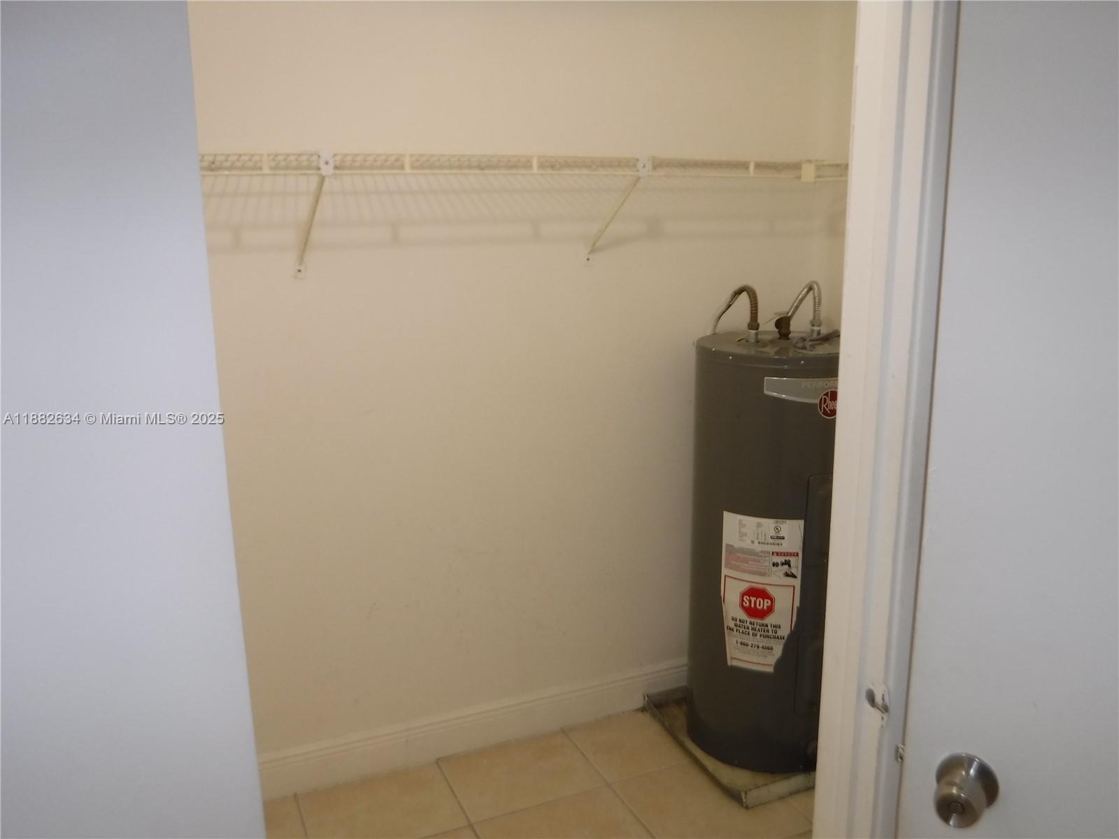 COURTS AT OAKLAND PARK - Residential Lease