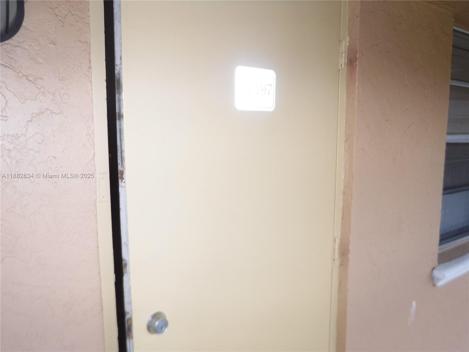 Spacious 1 Bed 1 Bath in Court at Oakland Park , Close to everything, Easy and Fast Approval First and Deposit